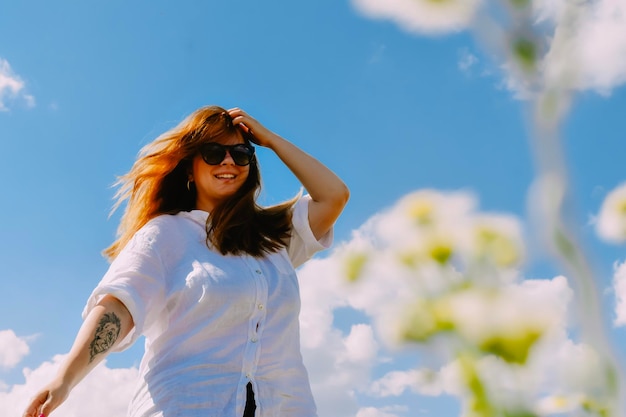 Mulher sorridente em profundidade de campo