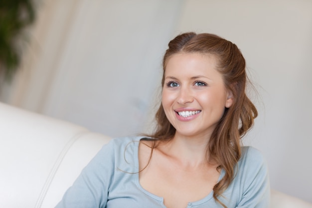 Mulher sorridente em sua sala de estar