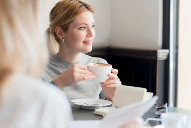 Mulher sorridente em um café