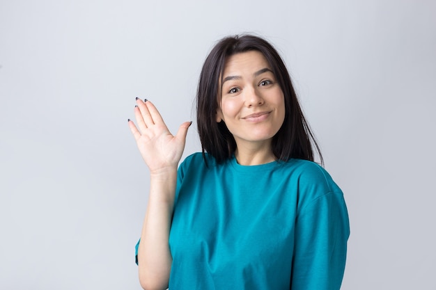 Foto mulher sorridente ergueu a palma da mão para cima e para a frente, acenando.