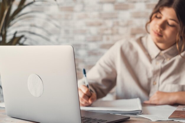 Mulher sorridente escrever notas assistir webinar estudar trabalho no laptop jovem estudante aprendendo curso de computador ouvindo palestra treinamento intérprete professor on-line traduzindo classxA