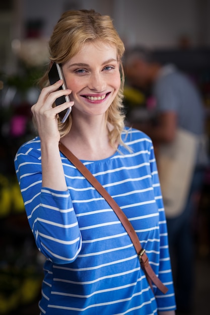 Mulher sorridente, falando telefone móvel