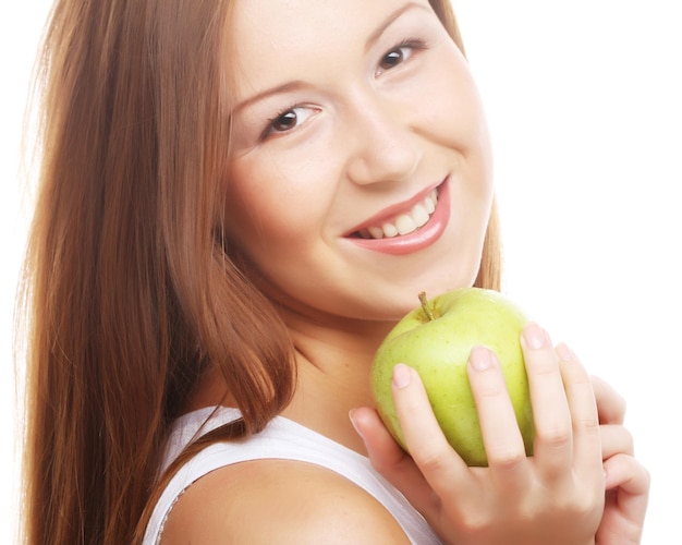 Mulher sorridente feliz com maçã isolada em branco