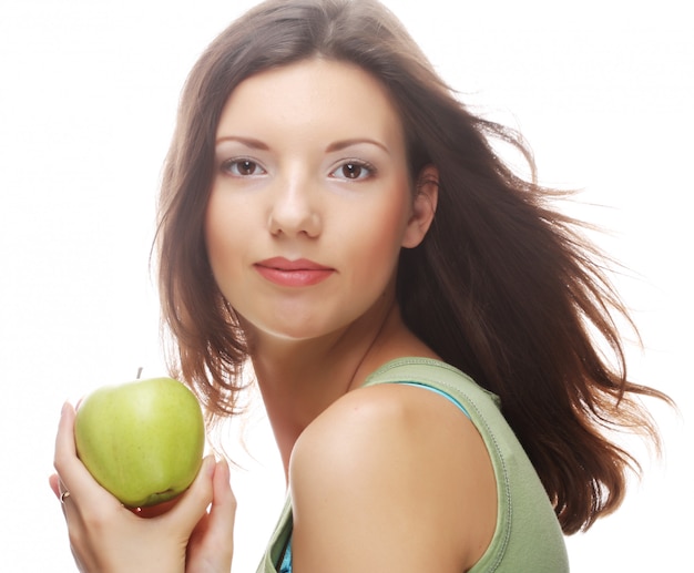 Mulher sorridente feliz com maçã, isolada no branco