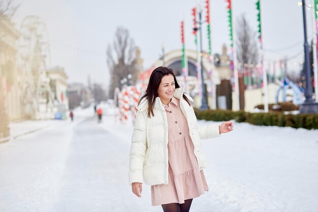 Mulher sorridente feliz está patinando ao ar livre Clima de feriados festivos Conceito de feliz Natal Sonhos se tornam realidade conceito