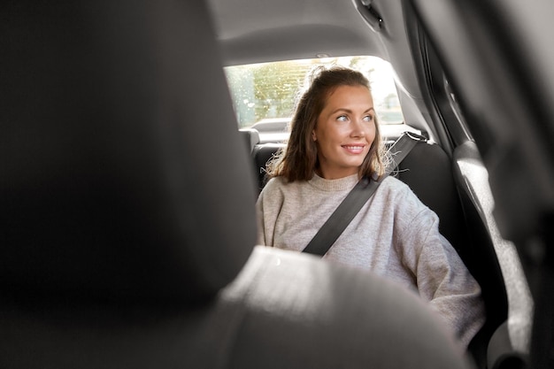 mulher sorridente feliz ou passageira do sexo feminino no carro
