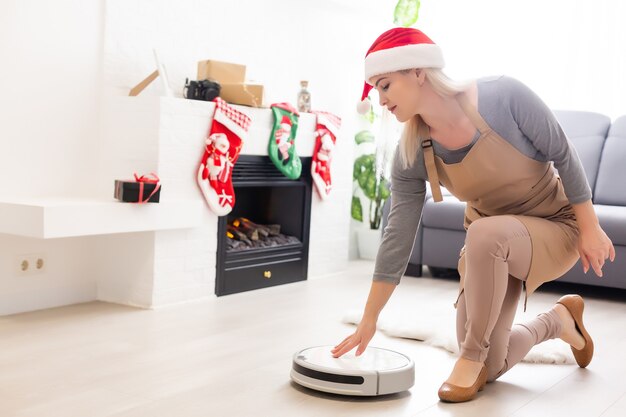 Mulher sorridente limpando a casa antes do natal