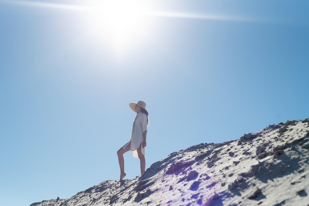 mulher sorridente magra muito atraente na praia ensolarada em roupa de tendência de moda estilo verão feliz, grátis