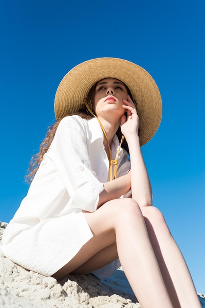 mulher sorridente magra muito atraente na praia ensolarada em roupa de tendência de moda estilo verão feliz, grátis