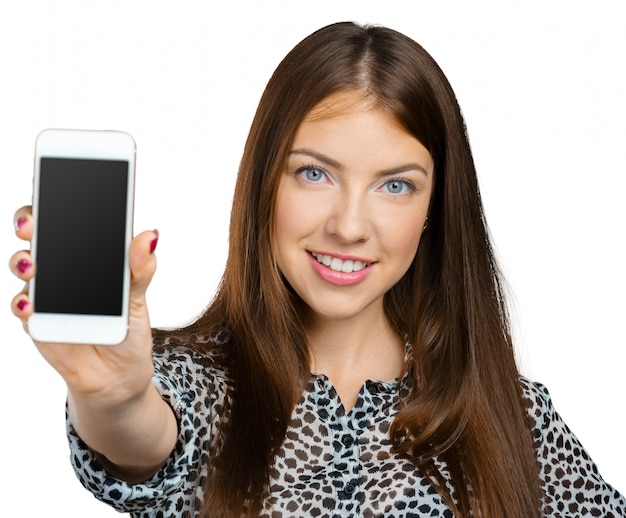 Foto mulher sorridente, mostrando a tela do smartphone