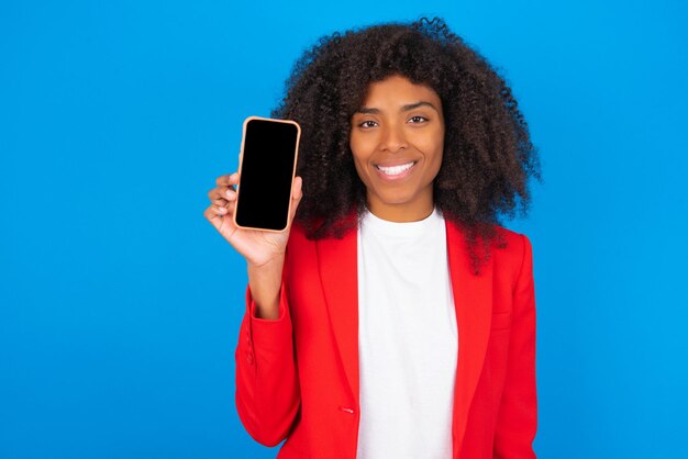 Mulher sorridente mostrando a tela vazia do telefone Conceito de propaganda e comunicação