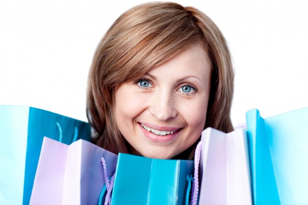 Mulher sorridente mostrando seus sacos de compras