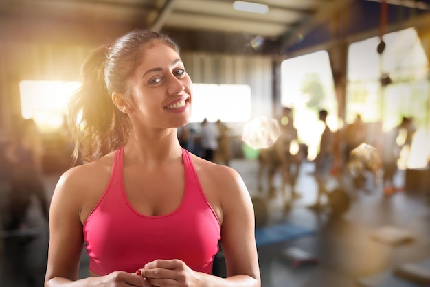 Mulher sorridente na academia pronta para começar a aula de fitness