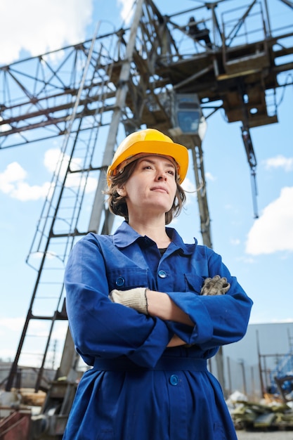 Mulher sorridente no canteiro de obras