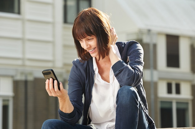 Mulher sorridente no chat de vídeo com telefone celular