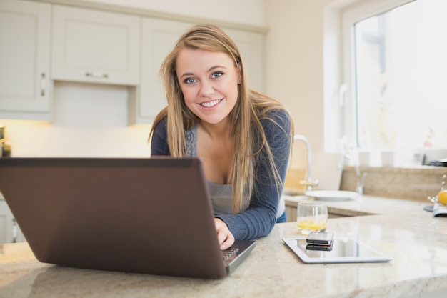 Mulher sorridente no laptop