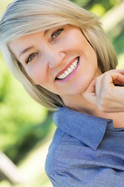 Foto mulher sorridente no parque