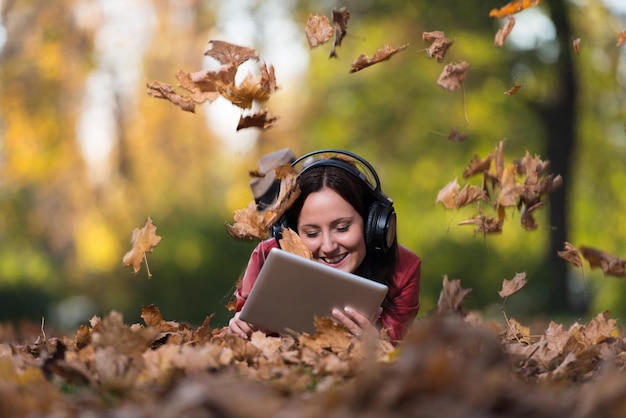 Mulher sorridente ouvindo música outono