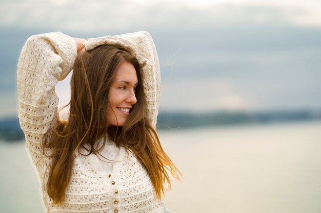 Foto mulher sorridente posando ao ar livre vista frontal