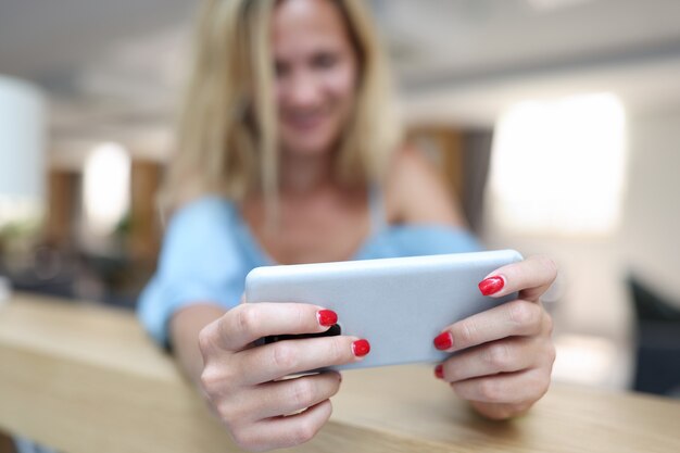 Mulher sorridente segurando o conceito de instalação do aplicativo smartphone