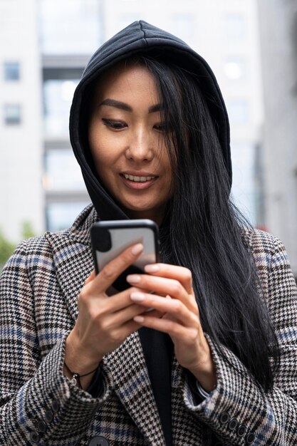 Mulher sorridente segurando smartphone