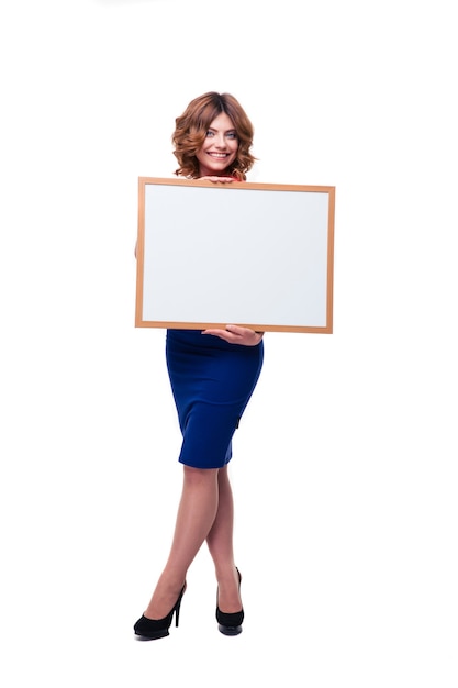 Foto mulher sorridente segurando um quadro branco