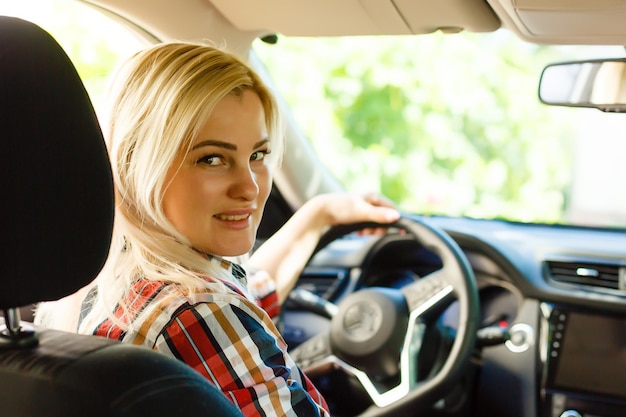 Mulher sorridente, sentando carro