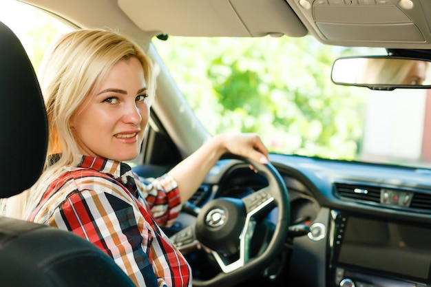 Mulher sorridente, sentando carro