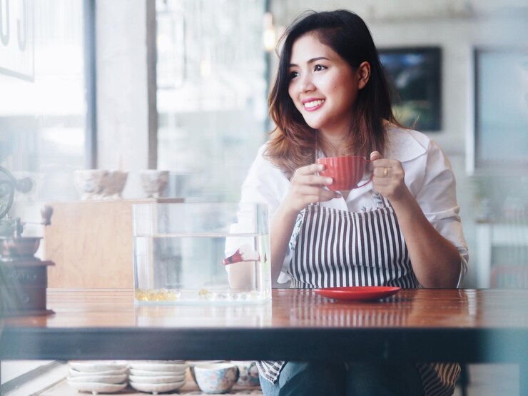 Foto mulher sorridente tomando café em um café