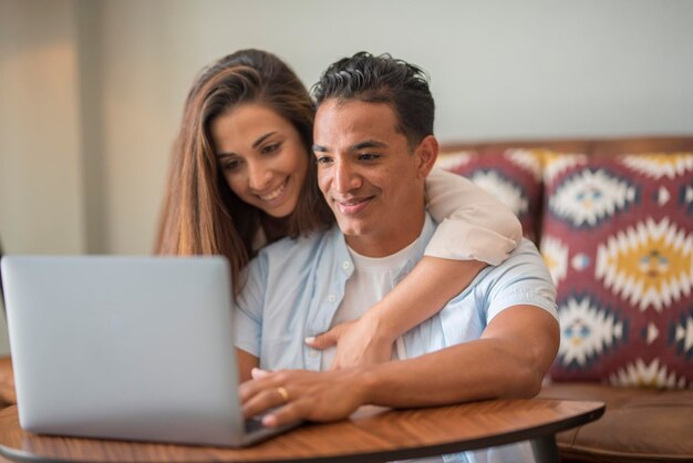 Mulher sorridente usando laptop em casa