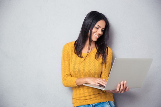 Mulher sorridente usando laptop