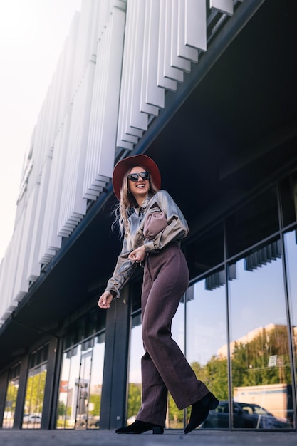 Mulher sorridente usando óculos escuros e andando na rua