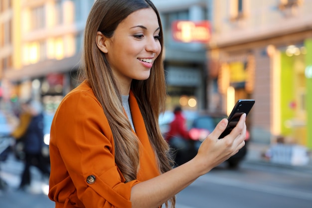 Mulher sorridente usando um smartphone