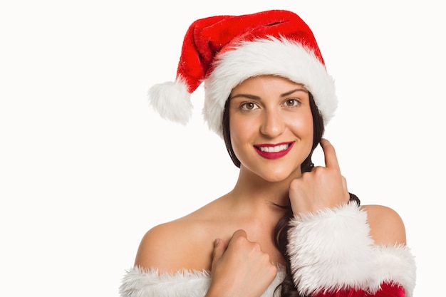 Mulher sorridente vestindo um chapéu de Santa