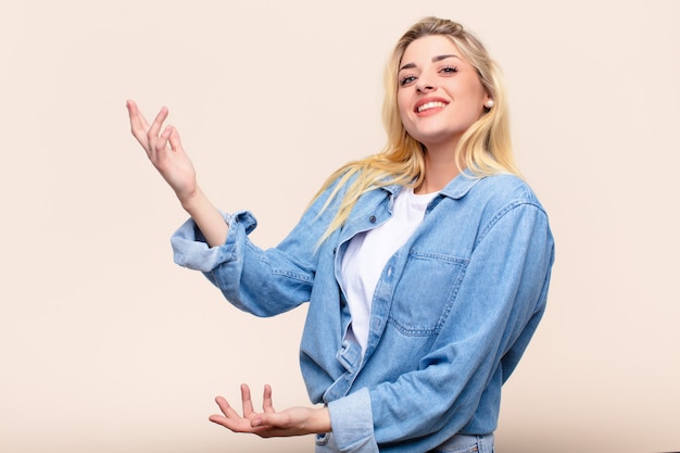 mulher sorrindo com orgulho e confiança, sentindo-se feliz e satisfeito e mostrando um conceito no espaço da cópia