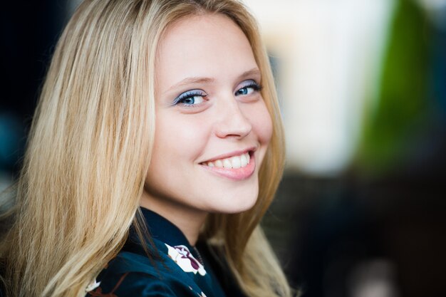 Mulher sorrindo com sorriso perfeito dentes brancos em um parque