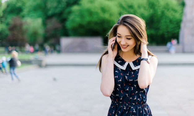 Mulher sorrindo e falando no telefone