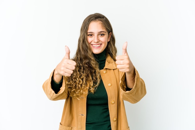 mulher sorrindo e levantando o polegar