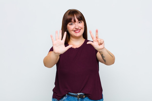 Mulher sorrindo e parecendo amigável