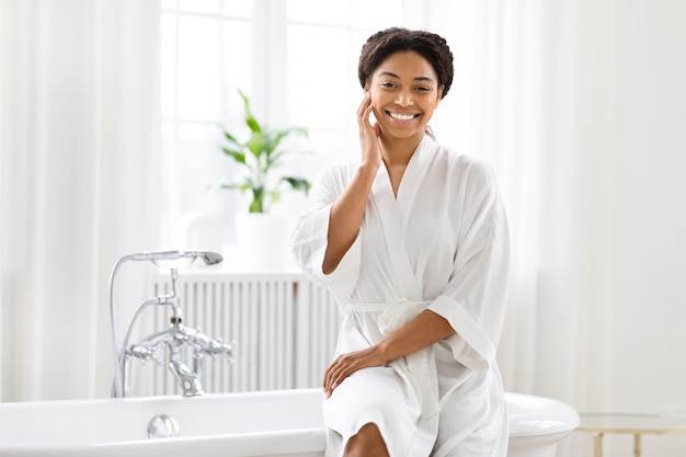 Mulher sorrindo em um ambiente de banheiro brilhante