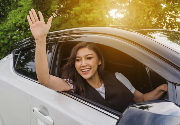 Mulher sorrindo em um carro