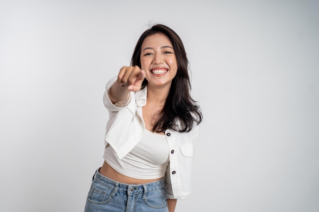 Mulher sorrindo enquanto aponta o dedo para a câmera