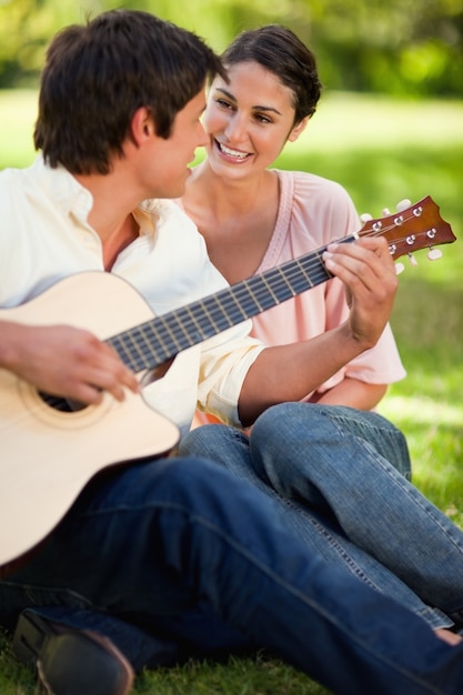 Mulher, sorrindo, enquanto, dela, amigo, toca, violão