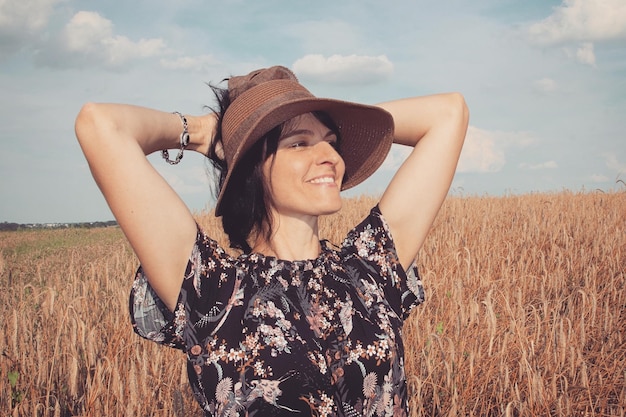 Mulher sorrindo enquanto está de pé na fazenda