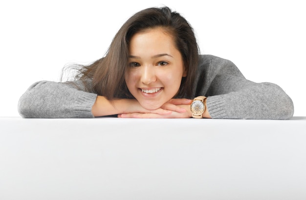 Mulher sorrindo mostrando cartaz em branco