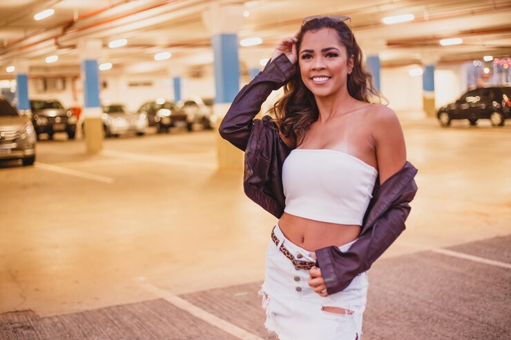 Foto mulher sorrindo no fundo do estacionamento