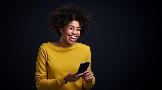 Mulher sorrindo para o telemóvel