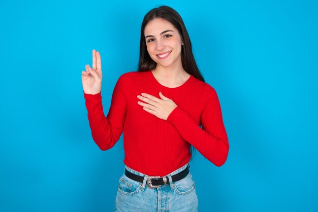 Foto mulher sorrindo xingando com mão no peito e dedos para cima fazendo juramento de promessa de lealdade