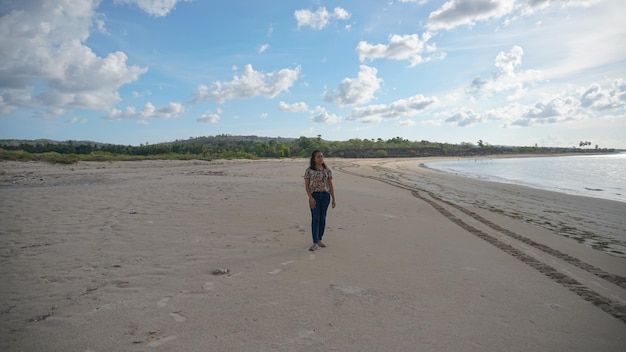 Mulher sozinha andando curtindo a praia de beleza