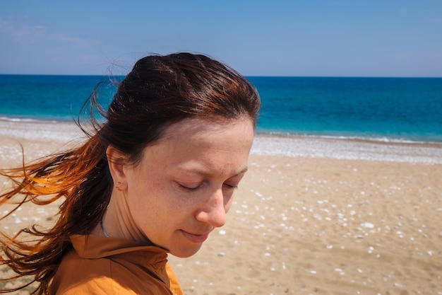 Foto mulher sozinha sente liberdade e aproveitando a natureza perto do mar